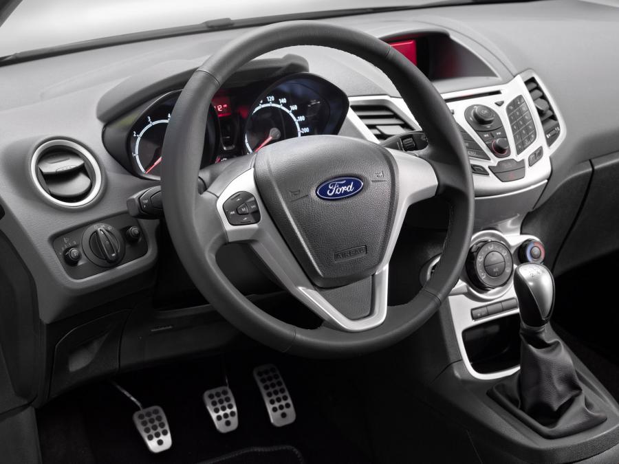 Панель приборов Ford Fiesta Sport+ 2010 года  (фото 4 из 5)